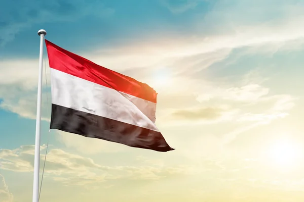 Iêmen Acenando Bandeira Céu Bonito Com Sol — Fotografia de Stock