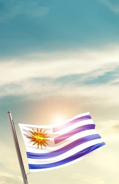 Güneşli güzel gökyüzünde bayrak sallayan Uruguay