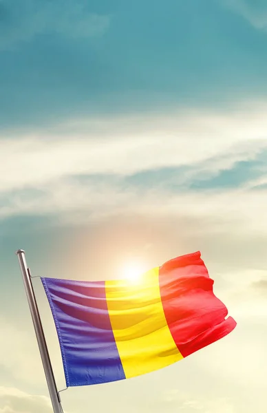 罗马尼亚在阳光灿烂的天空中飘扬着国旗 — 图库照片