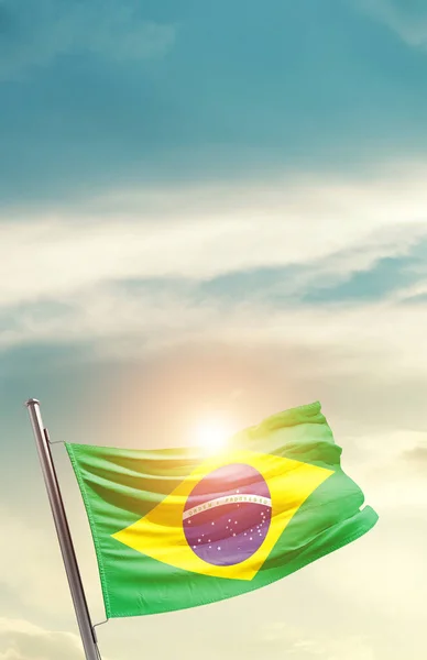 Brazylia Macha Flagą Pięknym Niebie Słońcem — Zdjęcie stockowe