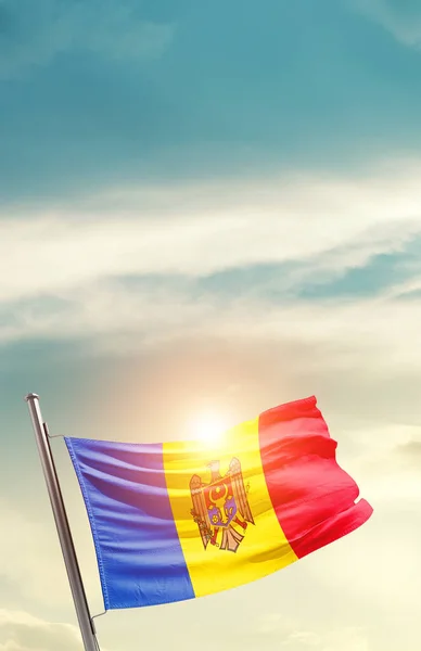 摩尔多瓦在阳光灿烂的天空中飘扬着国旗 — 图库照片