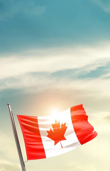 Canada Zwaaiende Vlag Prachtige Lucht Met Zon — Stockfoto