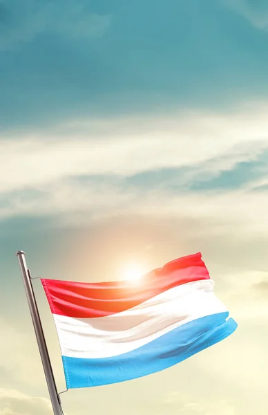 Luxemburg Zwaaiende Vlag Prachtige Lucht Met Zon — Stockfoto