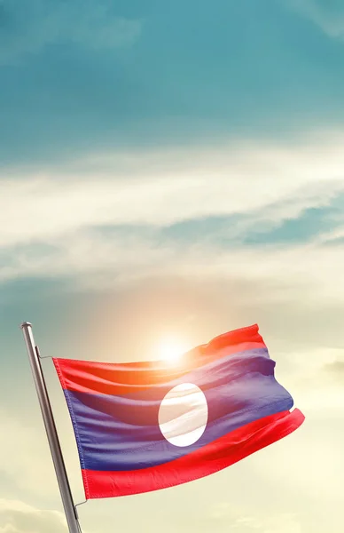 Laos Acenando Bandeira Céu Bonito Com Sol — Fotografia de Stock