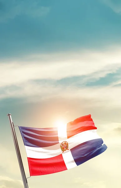 Dominik Cumhuriyeti Güneşli Güzel Gökyüzünde Bayrak Sallıyor — Stok fotoğraf