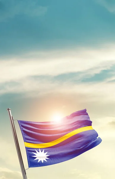 Nauru Acenando Bandeira Céu Bonito Com Sol — Fotografia de Stock