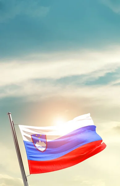 Slovenien Viftar Flagga Vacker Himmel Med Sol — Stockfoto