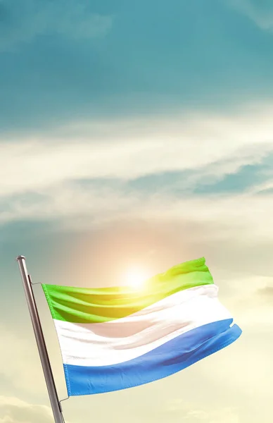 塞拉利昂在阳光灿烂的天空中飘扬着国旗 — 图库照片