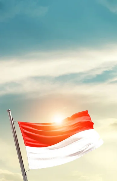 Indonesia Melambaikan Bendera Langit Yang Indah Dengan Matahari — Stok Foto