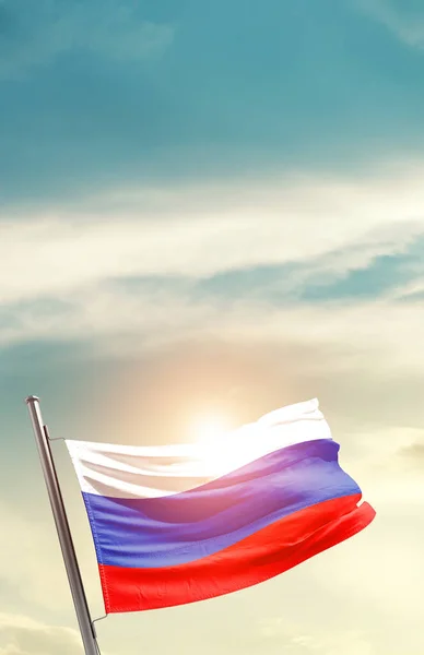 Rusland Zwaaiende Vlag Prachtige Hemel Met Zon — Stockfoto