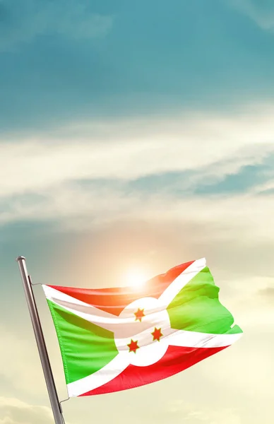 Burundi Acenando Bandeira Belo Céu Com Sol — Fotografia de Stock