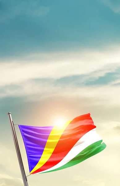 Seychellerna Viftar Flagga Vacker Himmel Med Sol — Stockfoto