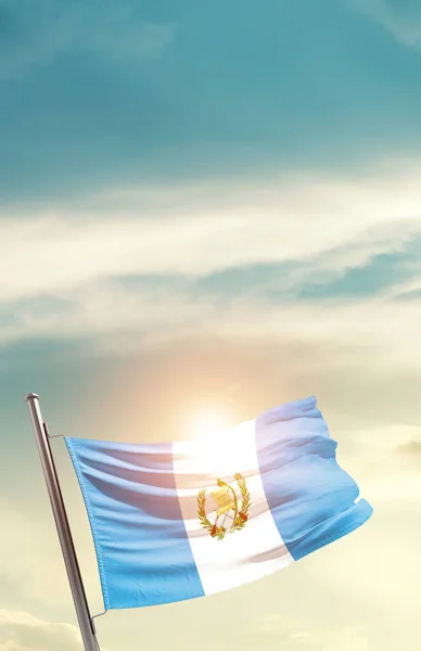 危地马拉在阳光灿烂的天空中飘扬着国旗 — 图库照片