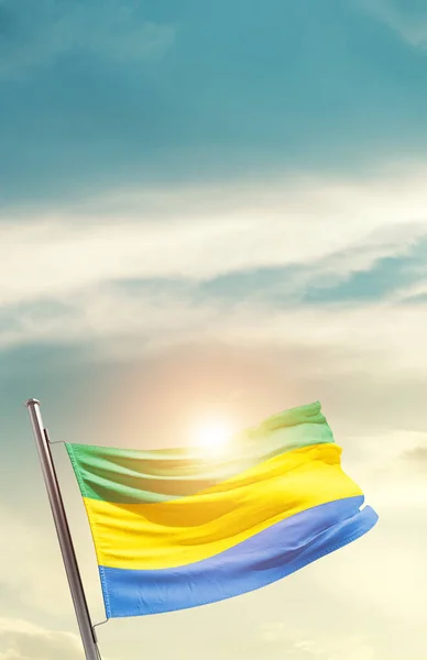 Gabon Viftar Flagga Vacker Himmel Med Sol — Stockfoto