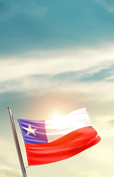 Şili Bayrağı Sallıyor Güneşli Güzel Gökyüzünde — Stok fotoğraf