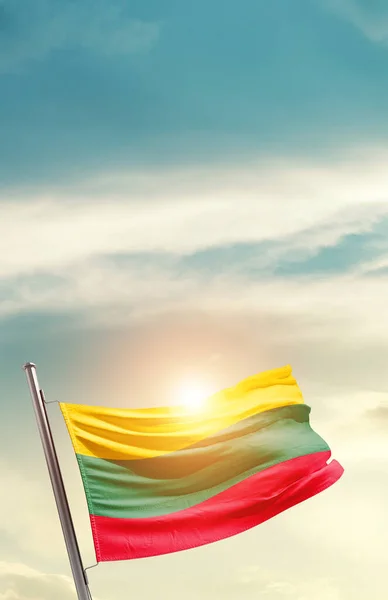 Litauen Viftar Flagga Vacker Himmel Med Sol — Stockfoto