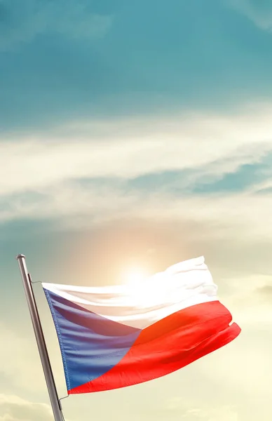 Чешская Республика Машет Флагом Красивом Небе Солнцем — стоковое фото