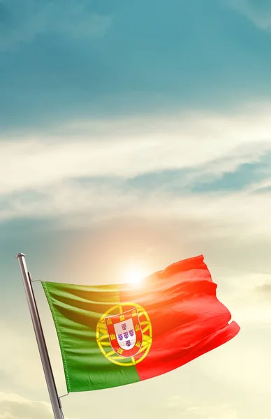 Portugal Schwenkt Flagge Schönen Himmel Mit Sonne — Stockfoto
