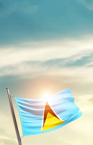圣卢西亚在阳光灿烂的天空中飘扬着国旗 — 图库照片