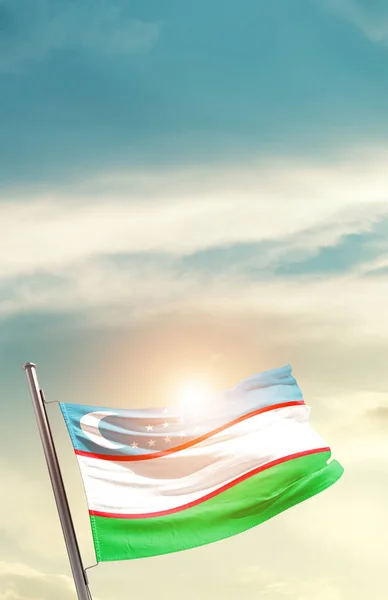 Узбекистан Махає Прапором Прекрасному Небі Сонцем — стокове фото