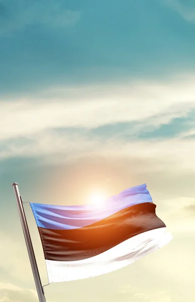 Estland Zwaaiende Vlag Prachtige Hemel Met Zon — Stockfoto