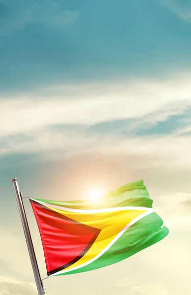 圭亚那在阳光灿烂的天空中飘扬着国旗 — 图库照片