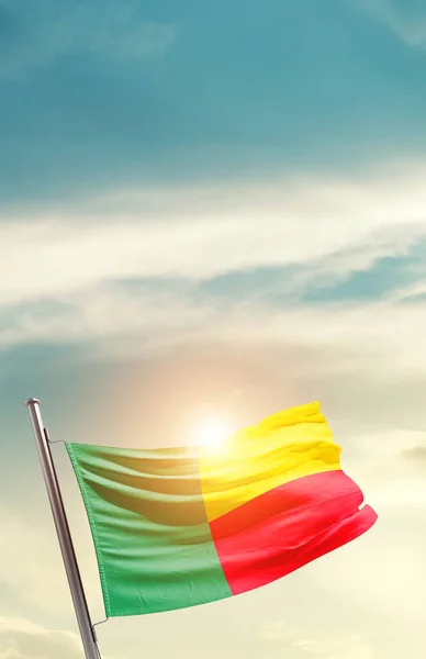 Benin Viftar Flagga Vacker Himmel Med Sol — Stockfoto