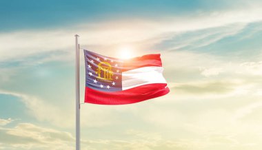 Gürcistan bayrağını sallıyor güneşli güzel gökyüzünde