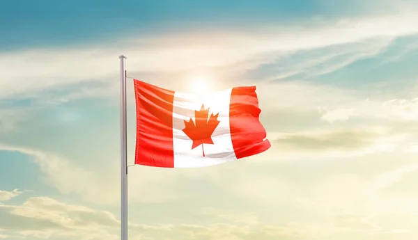 Kanada Schwenkt Flagge Schönen Himmel Mit Sonne — Stockfoto