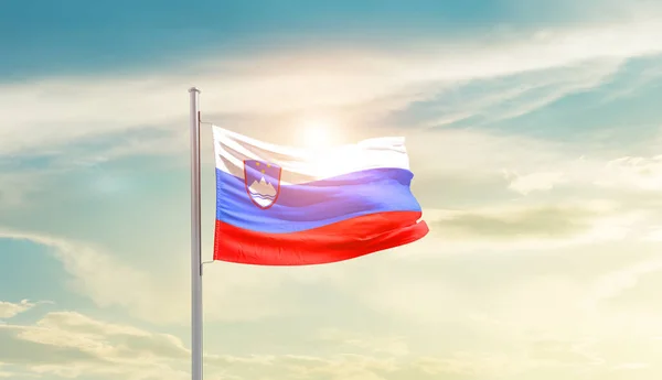 Slovenien Viftar Flagga Vacker Himmel Med Sol — Stockfoto