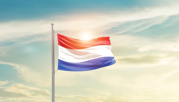 Alankomaat Heiluttaa Lippua Kauniilla Taivaalla Auringon Kanssa — kuvapankkivalokuva