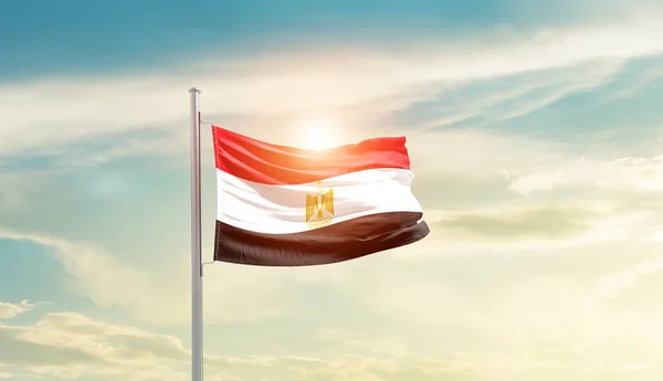 이집트 태양으로 아름다운 하늘에서 깃발을 흔들다 — 스톡 사진