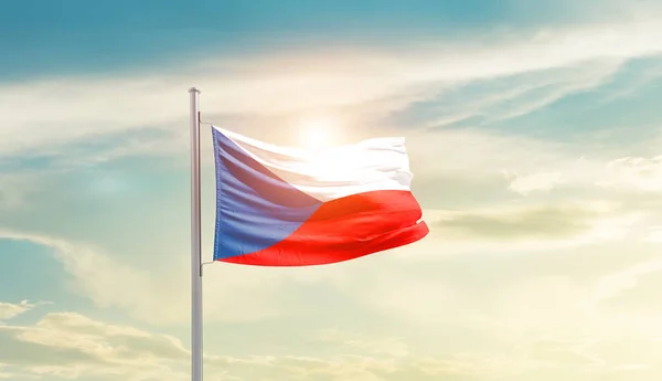 Чешская Республика Машет Флагом Красивом Небе Солнцем — стоковое фото