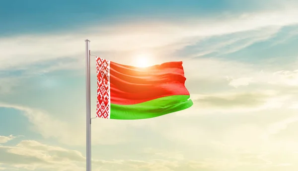 Bielorrússia Acenando Bandeira Belo Céu Com Sol — Fotografia de Stock