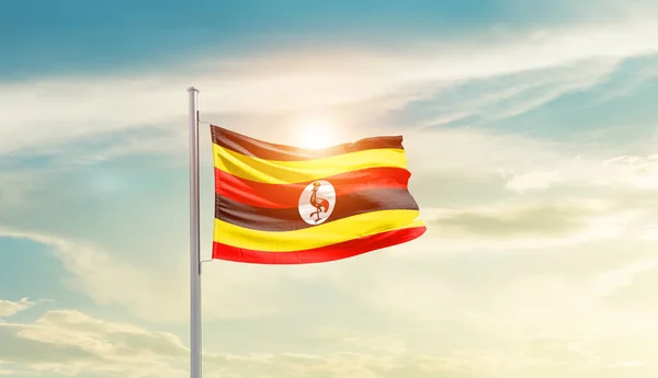 Uganda güneşli güzel gökyüzünde bayrak sallıyor