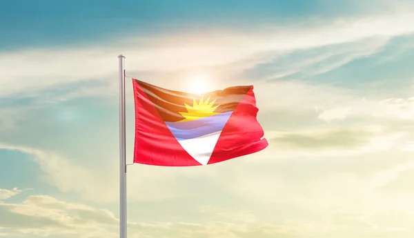 Антигуа Барбуда Размахивают Флагом Красивом Небе Солнцем — стоковое фото
