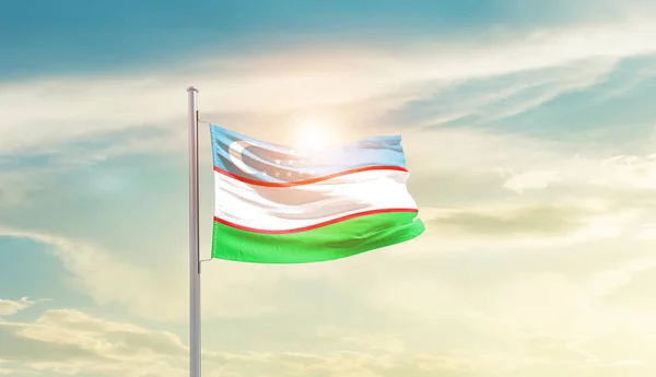 Usbekistan Schwenkt Flagge Schönen Himmel Mit Sonne — Stockfoto