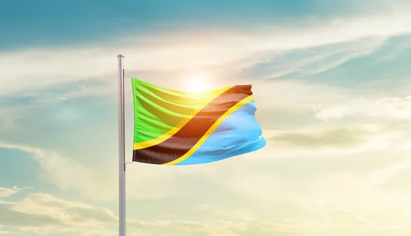 坦桑尼亚在阳光灿烂的天空中飘扬着国旗 — 图库照片