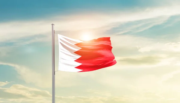 Bandera Bahréin Ondeando Hermoso Cielo Con Sol —  Fotos de Stock