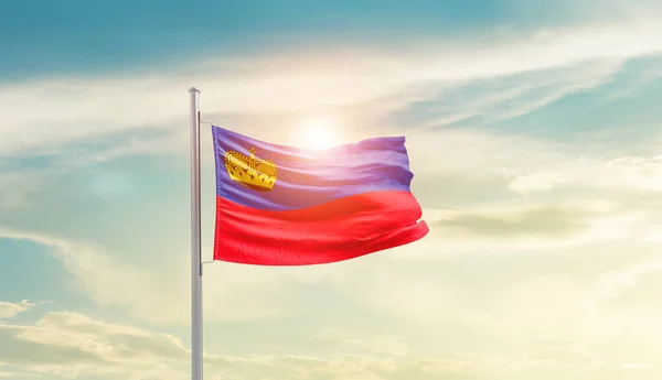 Liechtenstein Acenando Bandeira Céu Bonito Com Sol — Fotografia de Stock