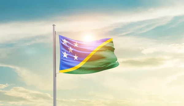 所罗门群岛在阳光灿烂的天空中飘扬着国旗 — 图库照片