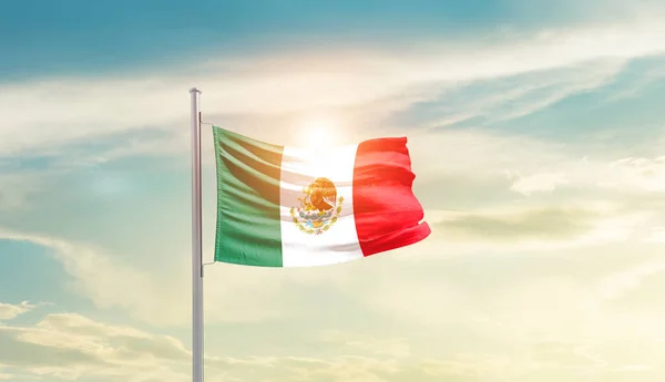 Mexikó Lengetve Zászló Gyönyörű Égen Nap — Stock Fotó