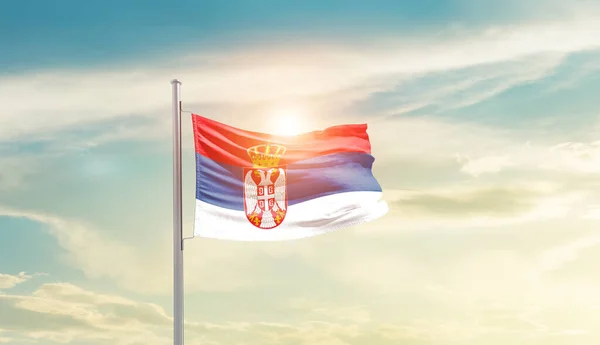 Servië Zwaaiende Vlag Prachtige Lucht Met Zon — Stockfoto
