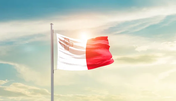 Malta Ondeando Bandera Hermoso Cielo Con Sol — Foto de Stock