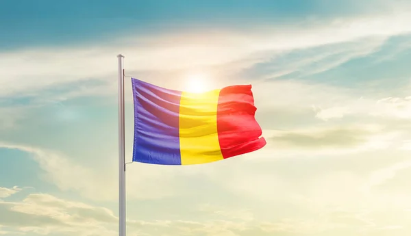 Rumania Ondeando Bandera Hermoso Cielo Con Sol —  Fotos de Stock