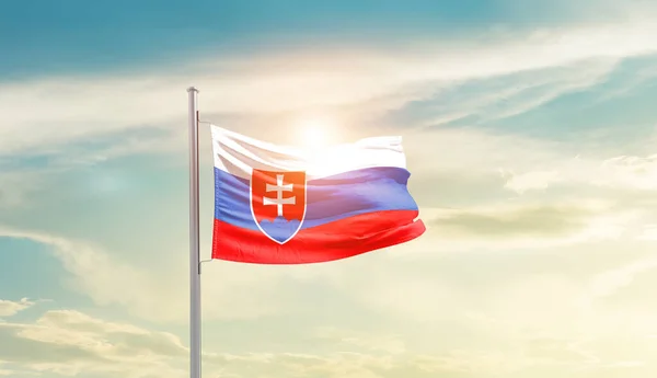 Slowakije Zwaaien Vlag Prachtige Hemel Met Zon — Stockfoto