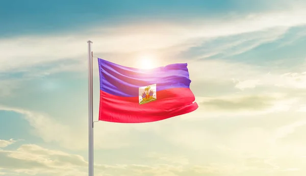 Haïti Zwaaiende Vlag Prachtige Hemel Met Zon — Stockfoto