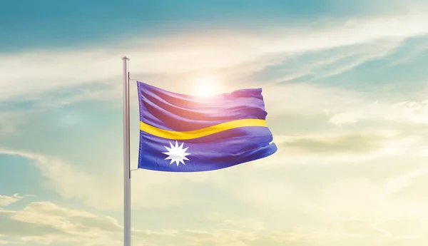 瑙鲁在阳光灿烂的天空中飘扬着国旗 — 图库照片