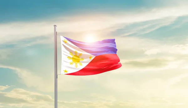 Филиппины Размахивают Флагом Красивом Небе Солнцем — стоковое фото