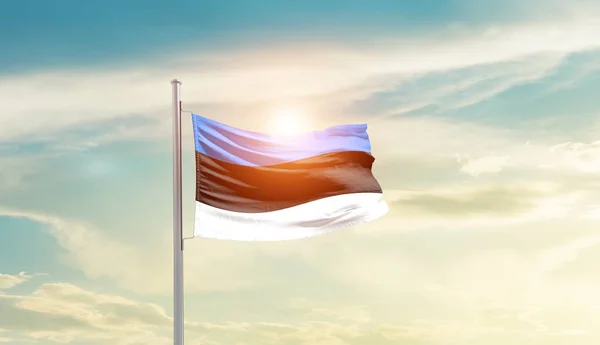 Estónia Acenando Bandeira Céu Bonito Com Sol — Fotografia de Stock